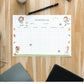 Stundenplan Fußball A4 auf Holzschreibtisch mit Sporttieren, A4-Größe, laminiert, wiederverwendbar. Umgeben von Stift, Kaffeetasse, Brille und Tablet. Perfekt für Schule.
