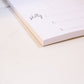 Nahaufnahme des Wochenplaners Pflanzen A5 Block mit handgemalten Illustrationen, ideal für Termine, To-dos und Notizen. 50 Blatt, Leimblock zum Abreißen, stabiles Naturpapier.