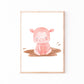 Poster Schwein A4 & A3: Eine liebevoll gestaltete Illustration eines rosa Schweins, das in einer Matschpfütze sitzt. Perfekt für Kinderzimmer, auf hochwertigem Naturpapier gedruckt.