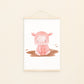 Poster Schwein A4 & A3: Aquarell eines Schweins, das in einer Pfütze sitzt. Ideal für Kinderzimmer, auf hochwertigem, stabilem 300g Naturpapier gedruckt.
