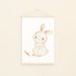 Poster Hase A4 & A3: Handgemaltes Poster eines Hasen mit Karotte auf hochwertigem 300g Naturpapier, ideal für das Kinderzimmer.