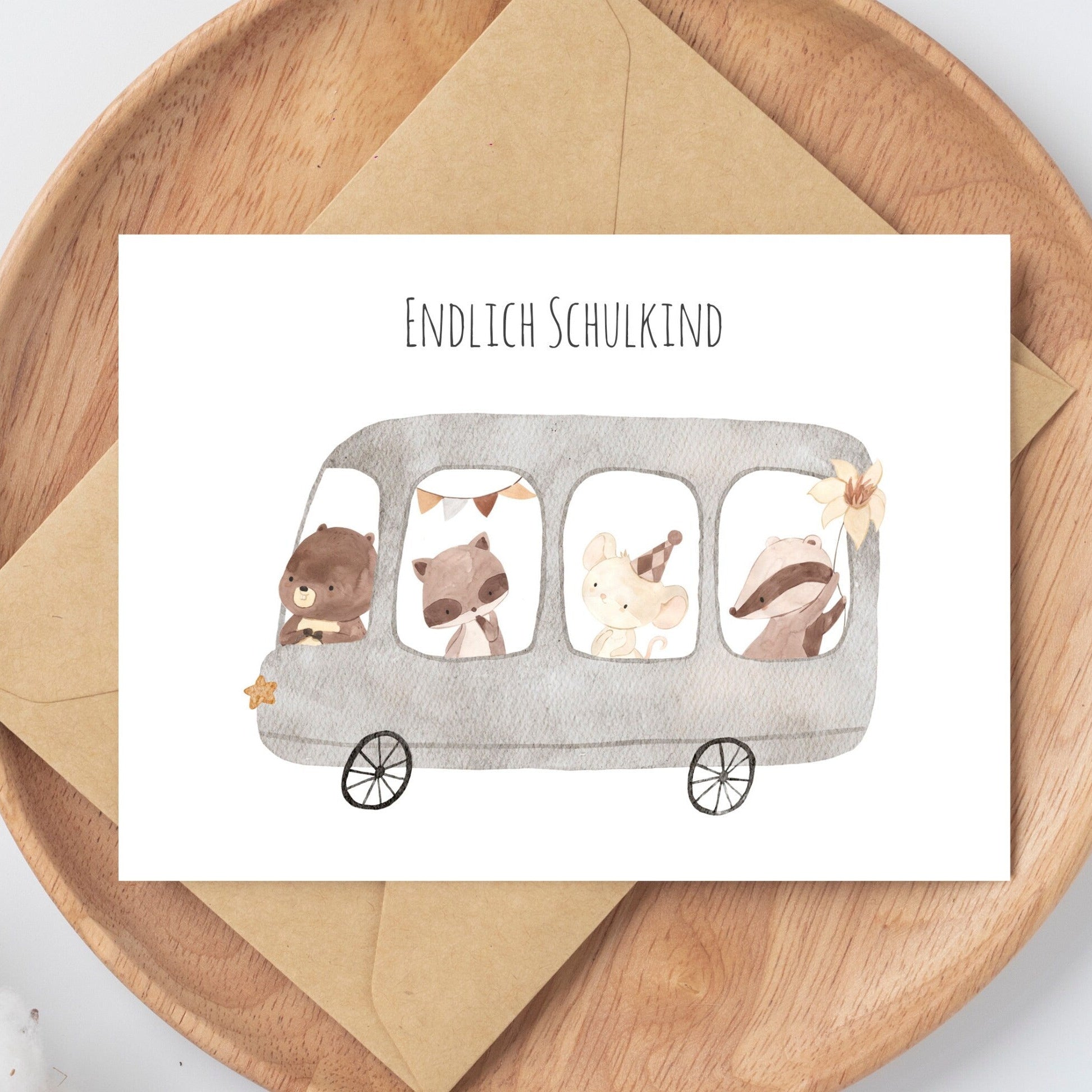 Karte Tierbus Endlich Schulkind A6: Handgefertigte Karte mit Tier-Schulbus-Motiv auf hochwertigem Naturpapier, perfekt für den Schulanfang.