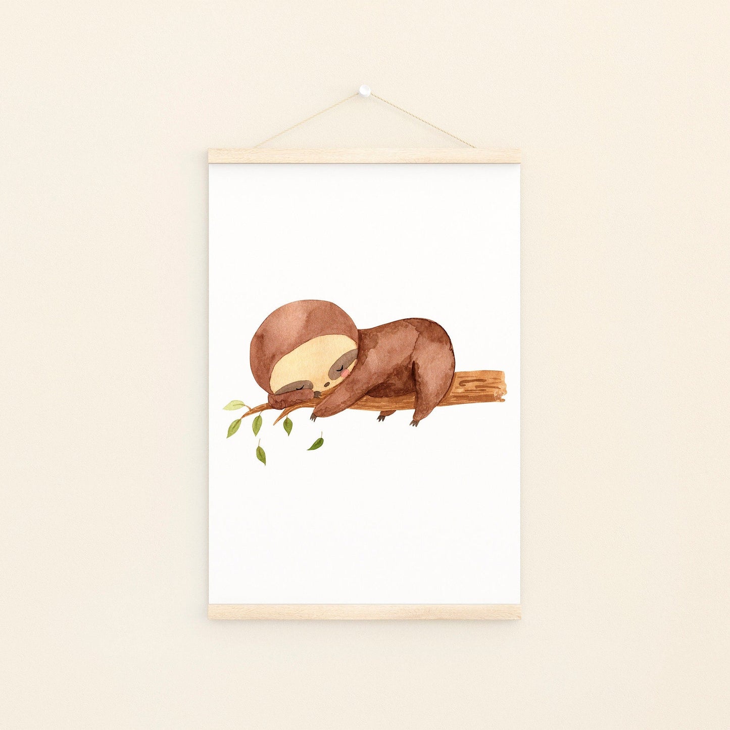 Poster Faultier schläft A4 & A3 – Handgemaltes Aquarell eines schlafenden Faultiers auf einem Baum, ideal für Kinderzimmerdeko. Gedruckt auf hochwertigem, mattem 300g Naturpapier.