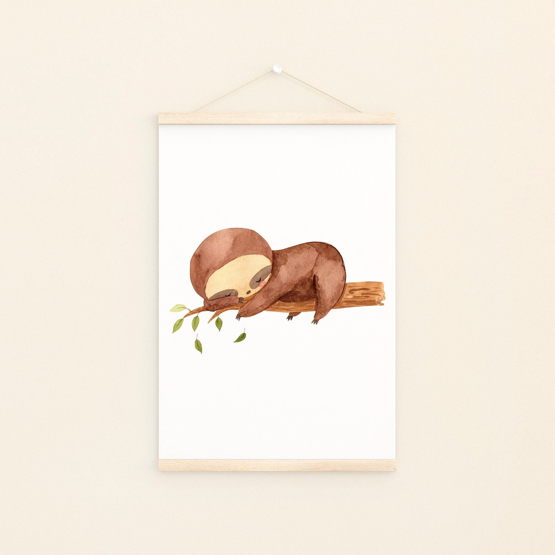 Poster Faultier schläft A4 & A3 – Handgemaltes Aquarell eines schlafenden Faultiers auf einem Baum, ideal für Kinderzimmerdeko. Gedruckt auf hochwertigem, mattem 300g Naturpapier.