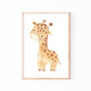 Posterset Safari: Skizze eines Giraffenkopfes mit Krone, ideal für Kinderzimmerdekoration. Teil eines Sets mit Elefant, Löwe, Zebra, Affe und Flusspferd.