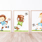Posterset Fußball Affe, Bär, Giraffe A4 & A3: Aquarell Affe, Bär und Giraffe in Trikots spielen Fußball. Hochwertiger Druck auf 300g Naturpapier.
