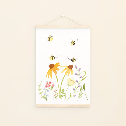 Posterset Bären und Bienen A4 & A3: Handgemalte Blumen und Bienen auf hochwertigem, mattem Naturpapier, ideal für fantasievolle Kinderzimmerdekoration.