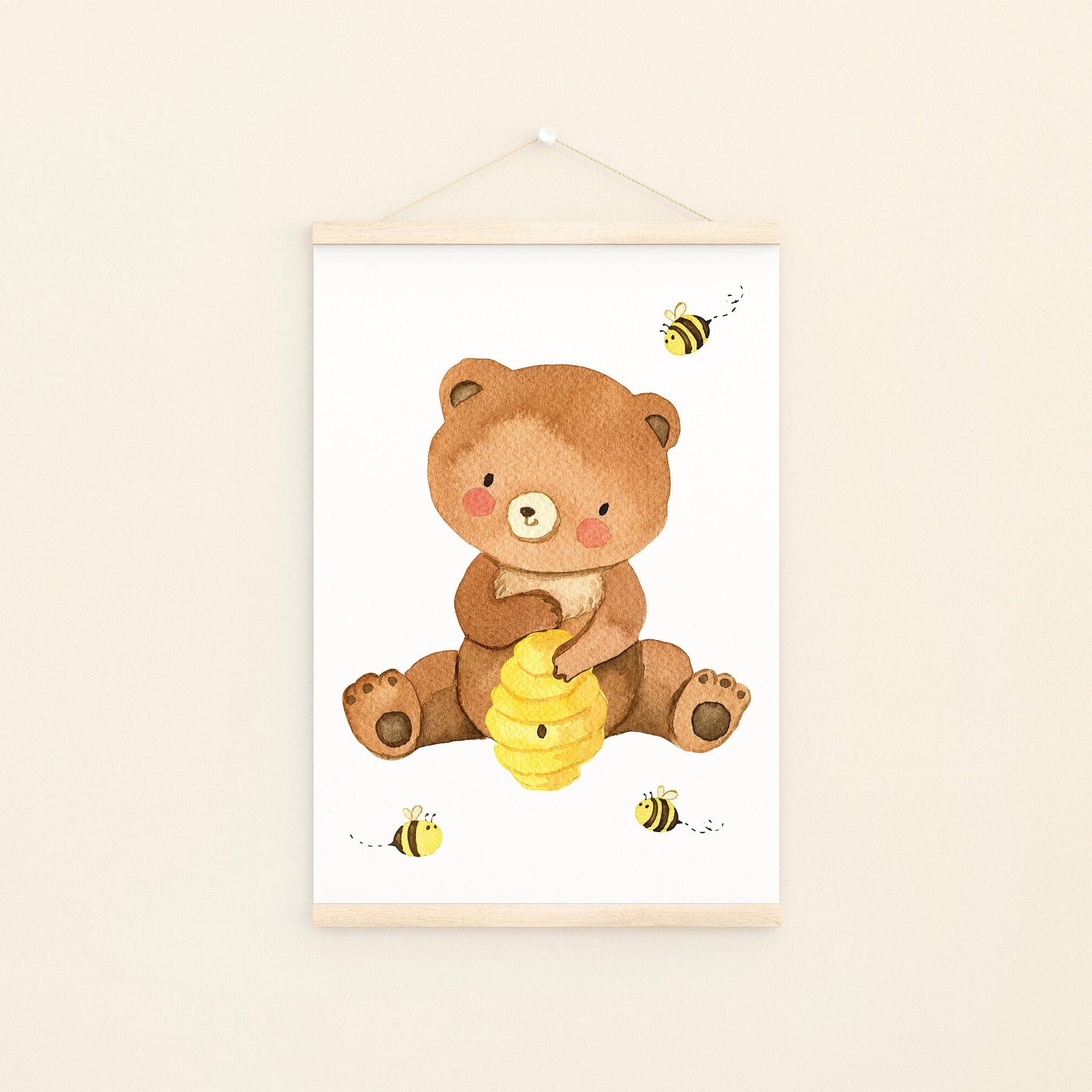 Poster Bär mit Bienenstock A4 & A3 Poster: Aquarell eines Bären, der einen Bienenstock hält, ideal als Kinderzimmerdeko oder als Geschenk zur Geburt.