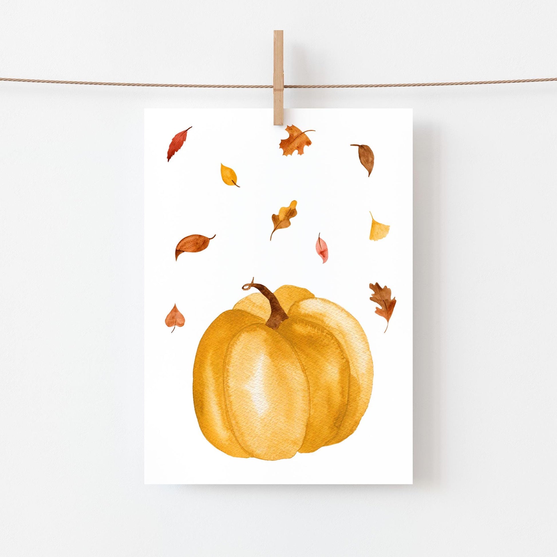 Karte Kürbis & Herbstlaub A6: Eine Postkarte mit Aquarell-Kürbis und Herbstlaub auf weißem Hintergrund, gedruckt auf hochwertigem Naturpapier, ideal für Grüße oder Dekoration.