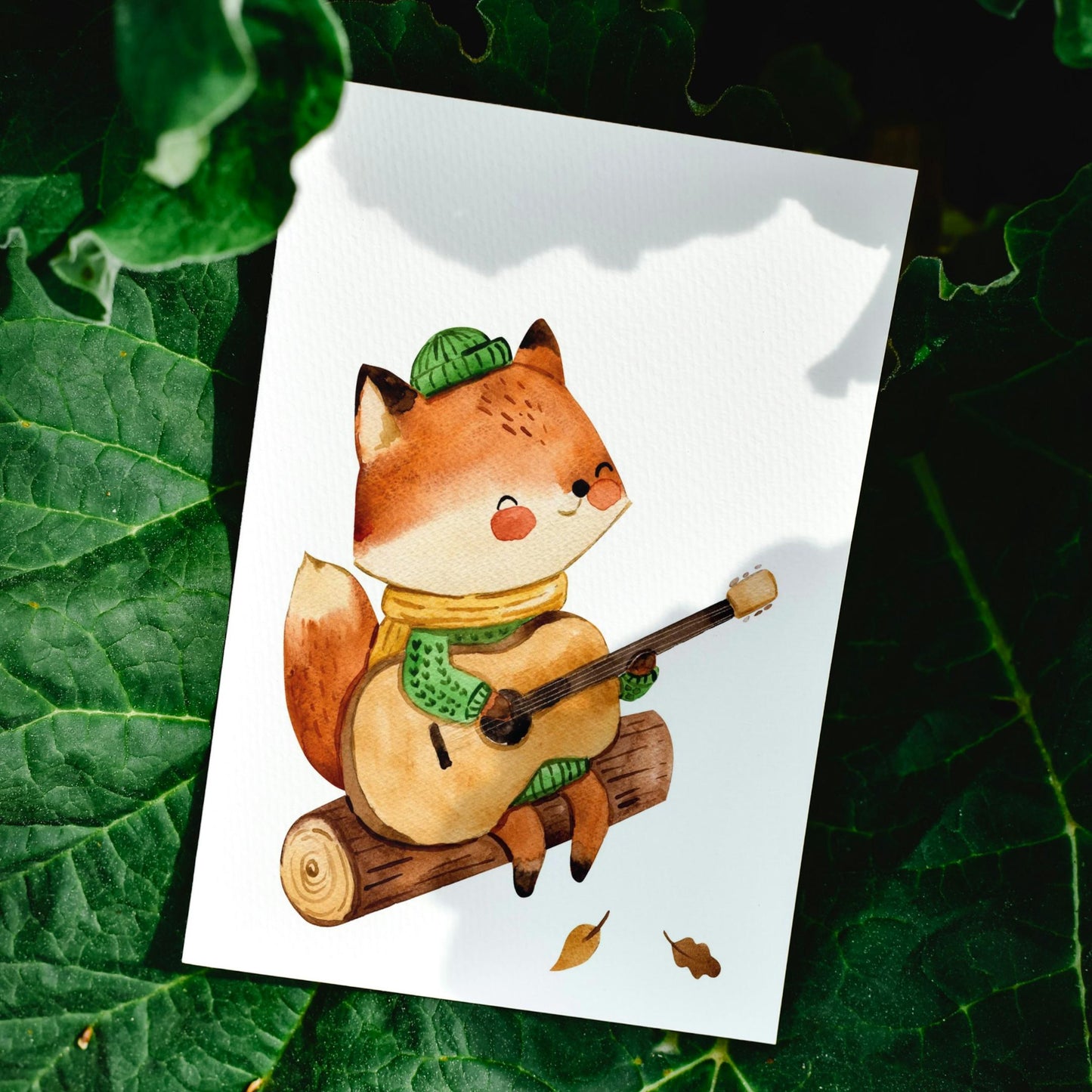 Karte Fuchs & Gitarre A6: Niedliche Postkarte mit einem Fuchs, der auf einem Baumstamm sitzt und Gitarre spielt. Hochwertiges, stabiles 300g Naturpapier.