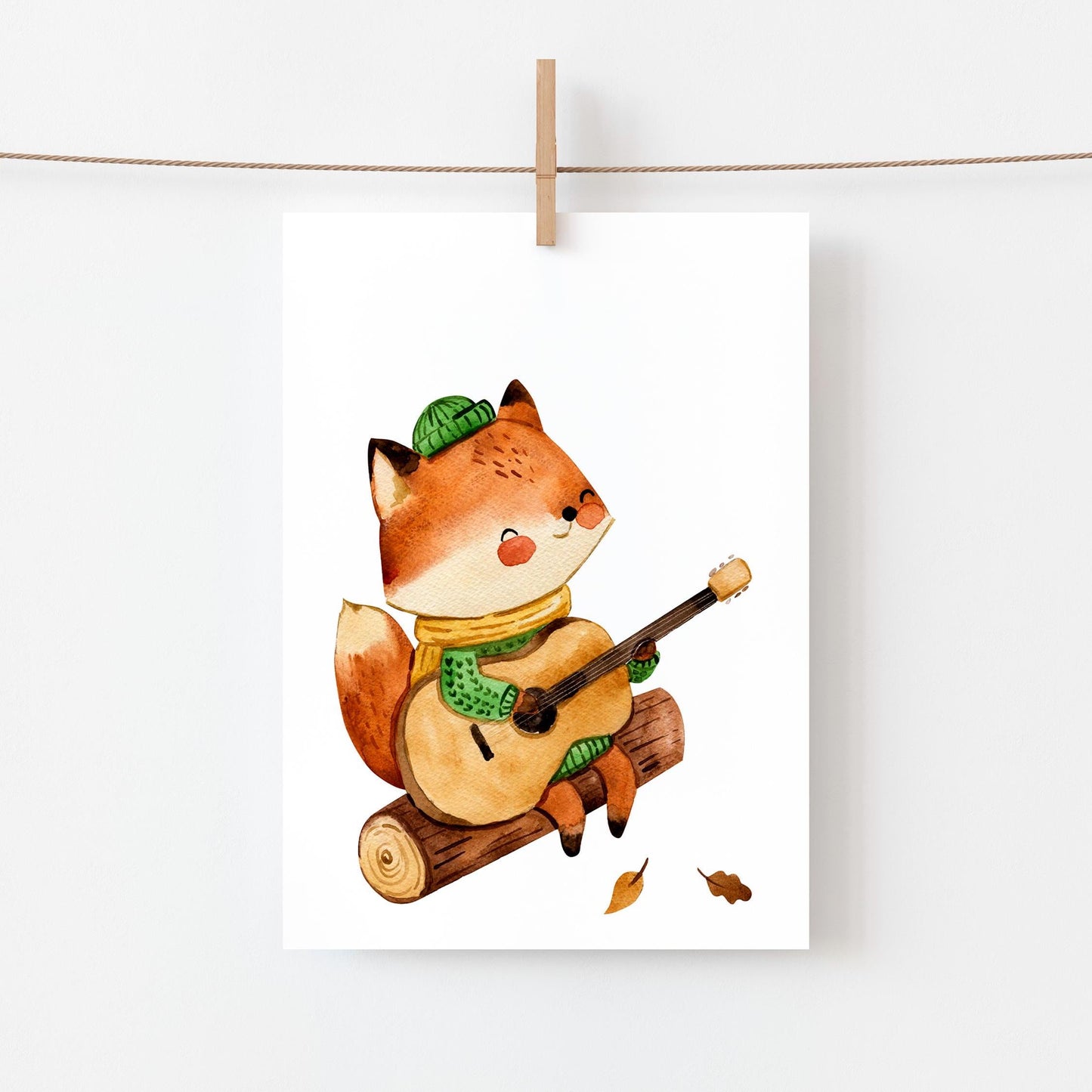 Postkarte Fuchs & Gitarre A6: Aquarellillustration mit Fuchs, der Gitarre spielt. Gedruckt auf hochwertigem, mattem 300g Naturpapier. Perfekt für Grüße oder Dekoration.