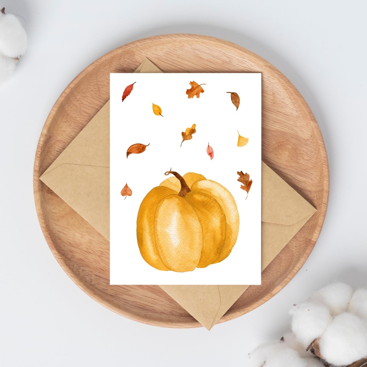 Postkarten-Set Herbstliebe 6 Karten A6, auf einem Holzuntergrund präsentiert, zeigt Aquarell-Kürbis und Blätter als herbstliches Motiv.