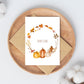 Postkarten-Set Herbstliebe 6 Karten A6, mit Kürbissen und Herbstkranz, auf einem Teller mit Umschlag, als herbstliche Dekoration.