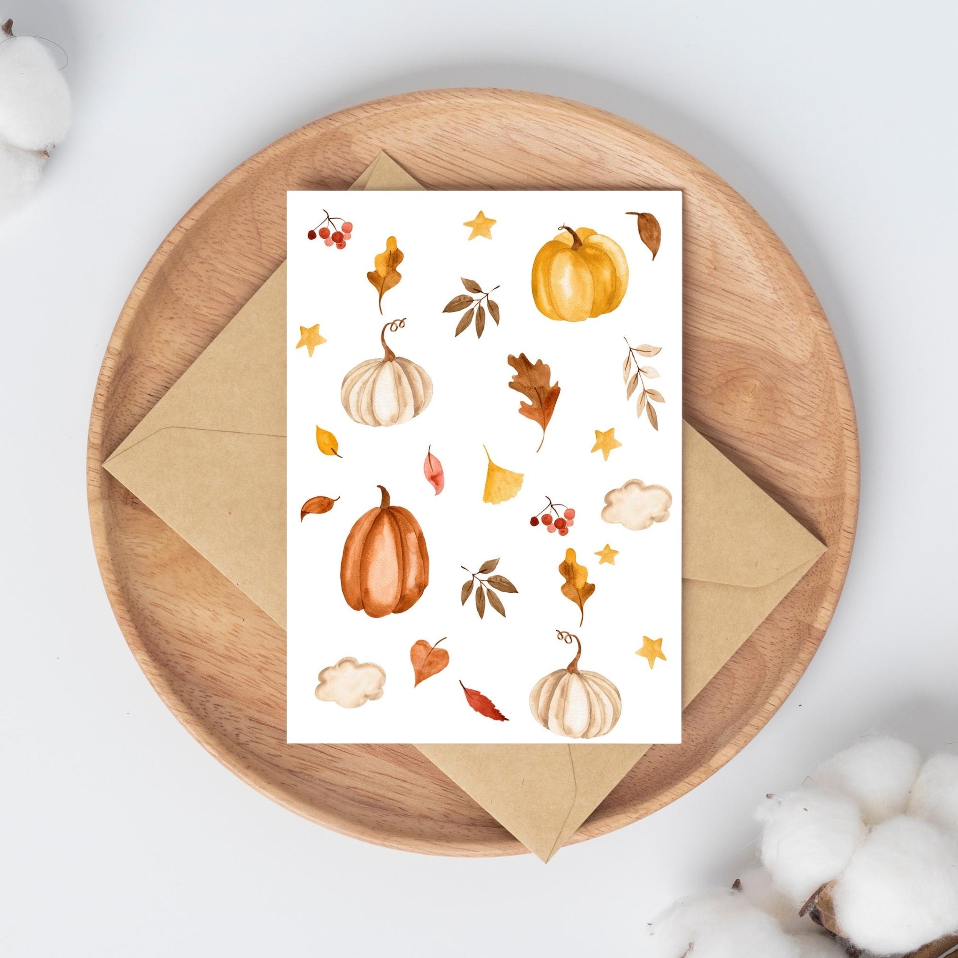 Postkarten-Set Herbstliebe 6 Karten A6: Aquarell-Kürbisse und Blätter auf einer Holzplatte, ideal für Grüße und Herbstdekoration, gedruckt auf hochwertigem Naturpapier.