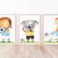 Posterset Fußball Löwe, Koala, Giraffe A4 & A3: Illustrationen eines Löwen, Koalas und einer Giraffe mit Fußballthemen auf hochwertigem 300g Naturpapier.