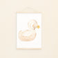 Poster Schwan A4 & A3: Wasserfarbenillustration von Schwan mit goldener Krone auf hochwertigem, mattem Naturpapier, ideal für die Kinderzimmerdekoration.