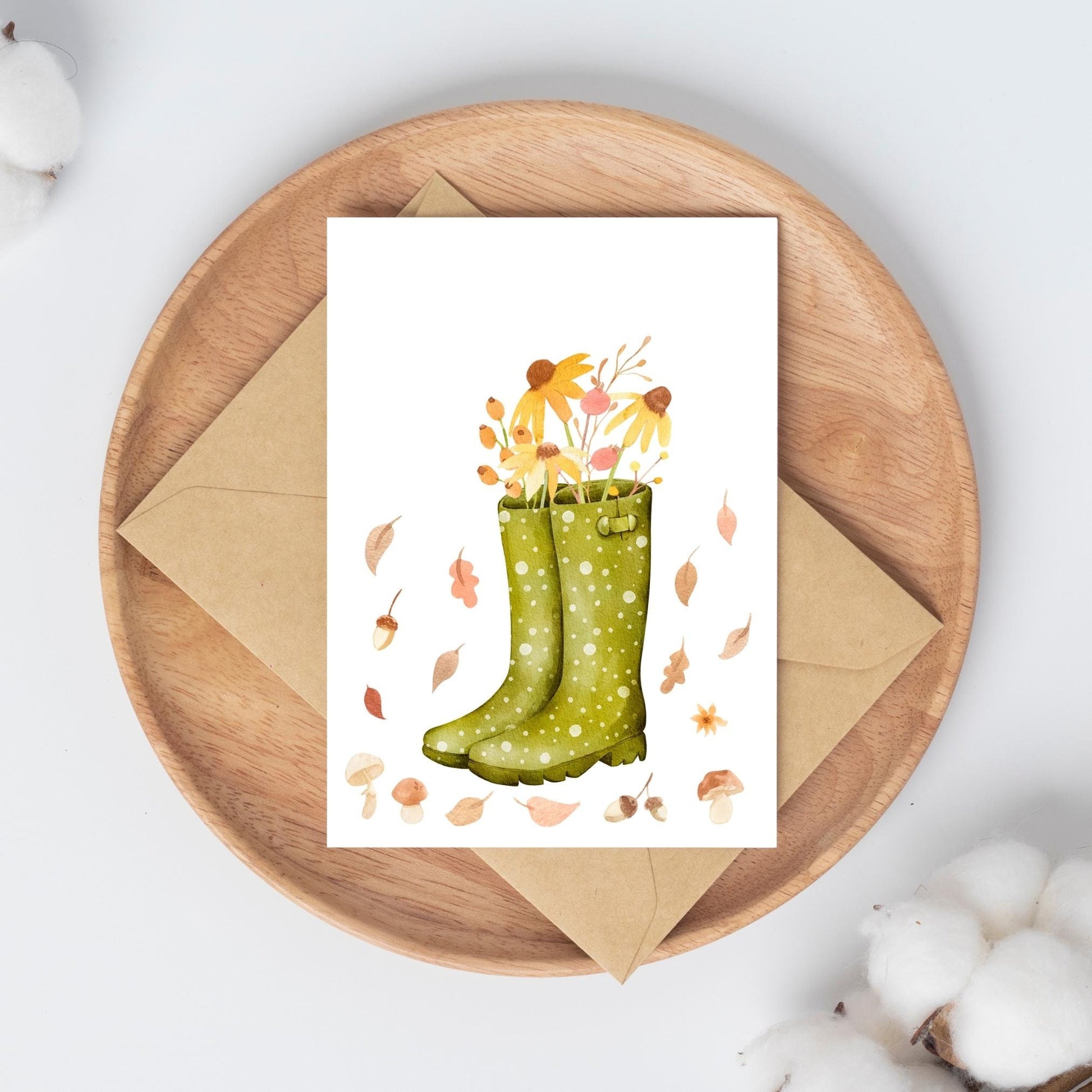 Postkarte Karte Herbstblumen A6 auf einem Holzteller, dekoriert mit einem Herbstblumenmotiv. Perfekt für Glückwünsche, Danksagungen oder als Dekoration.