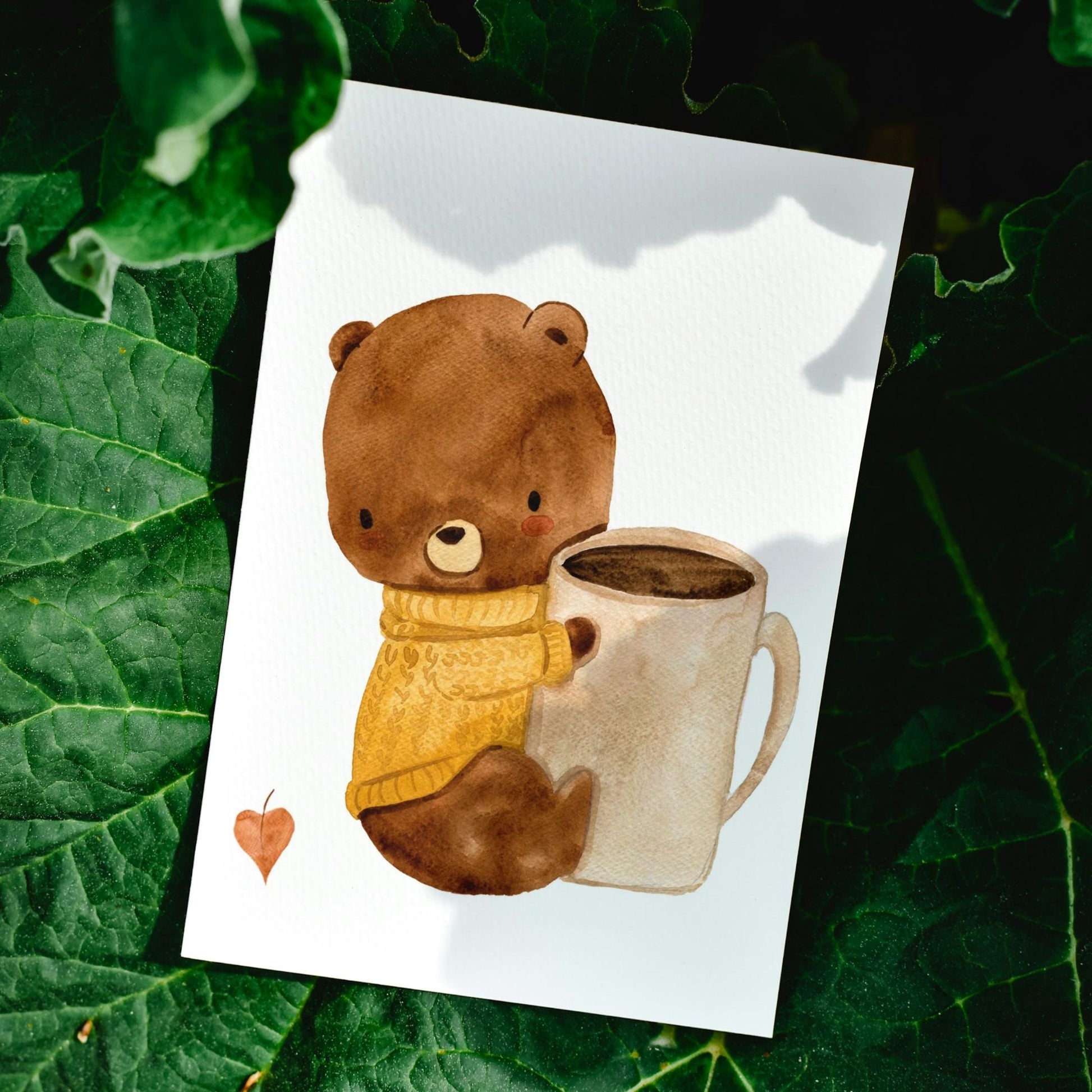 Aquarell von Bär mit Kaffeetasse, Postkarte Karte Bär & Kaffeeliebe A6, gedruckt auf hochwertigem 300g Naturpapier, beschreibbar.