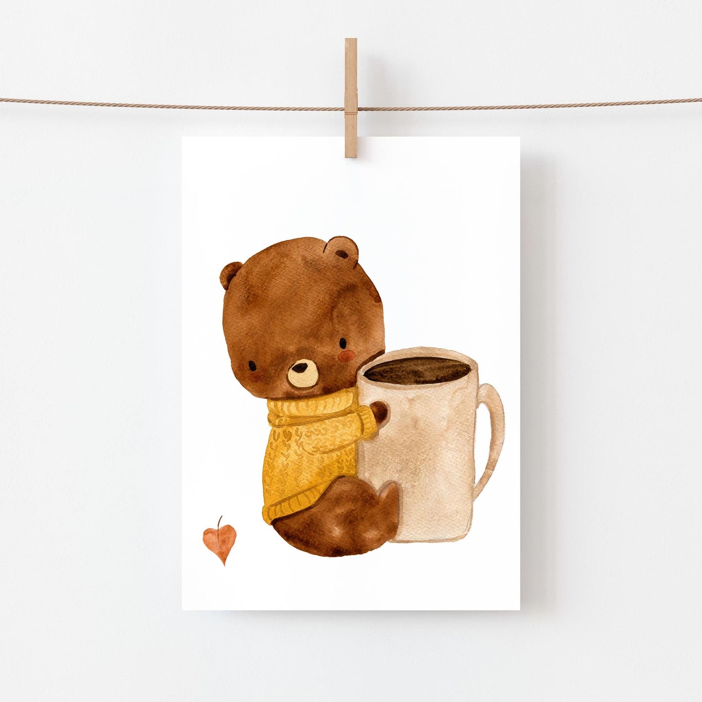 Aquarell-Bär mit Kaffeetasse auf Postkarte Karte Bär & Kaffeeliebe A6, gedruckt auf hochwertigem, mattem Naturpapier. Perfekt für Grüße oder Dekoration.