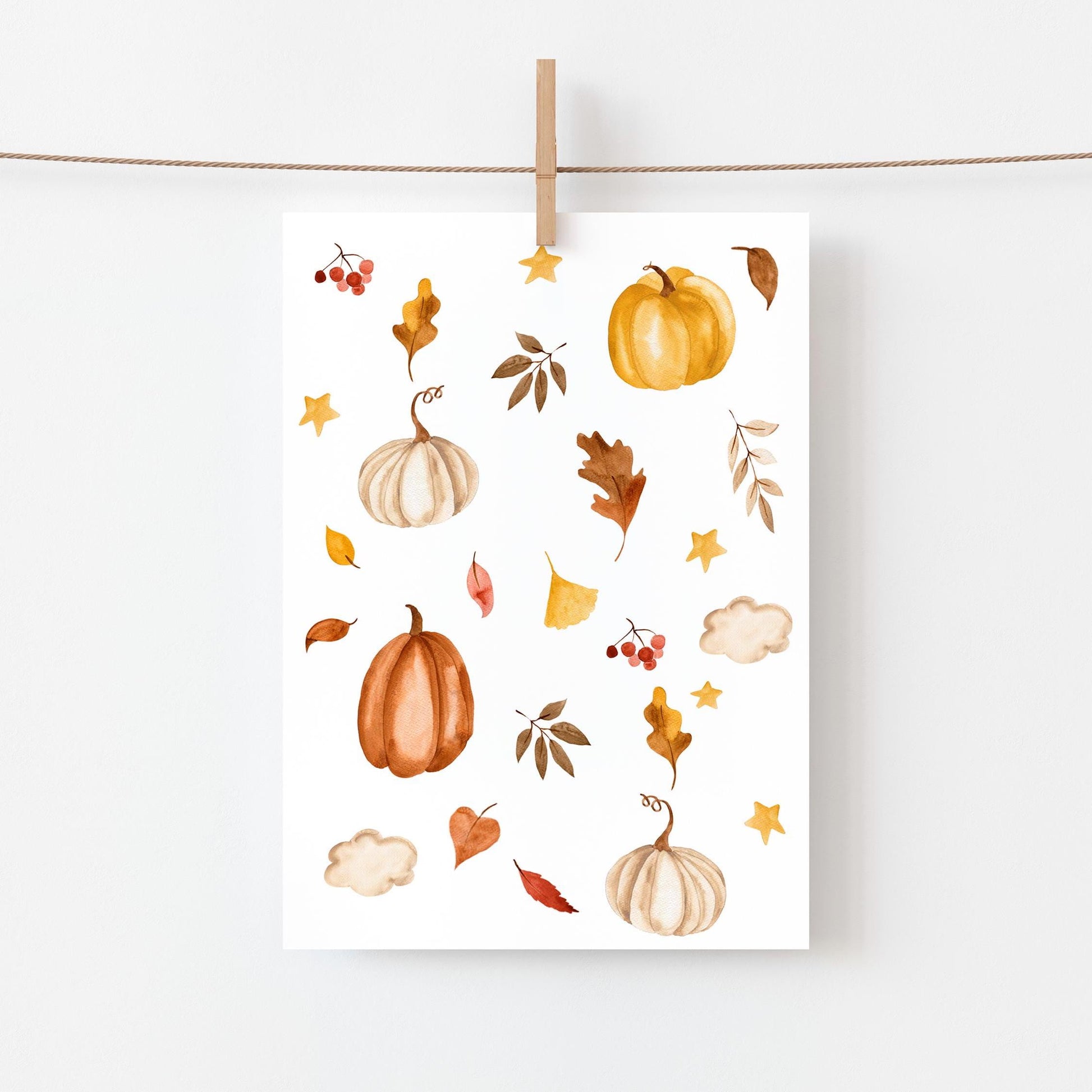 Postkarte mit A6-Format: Muster, Aquarell-Kürbisse und Herbstlaub. Gedruckt auf hochwertigem, mattem Naturpapier. Perfekt für Herbstgrüße.