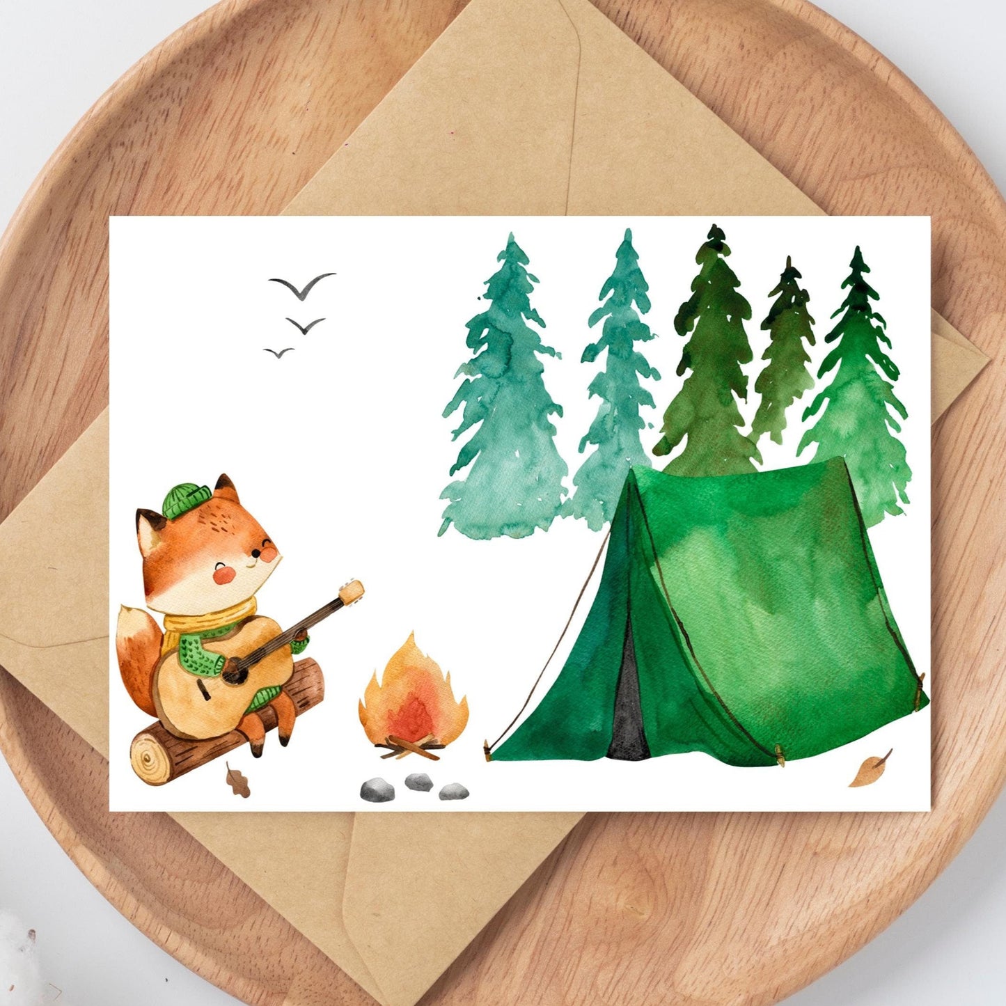 Karte Fuchs & Camping A6: Fuchs mit Gitarre vor einem Zelt, gedruckt auf hochwertigem, stabilem 300g Naturpapier.