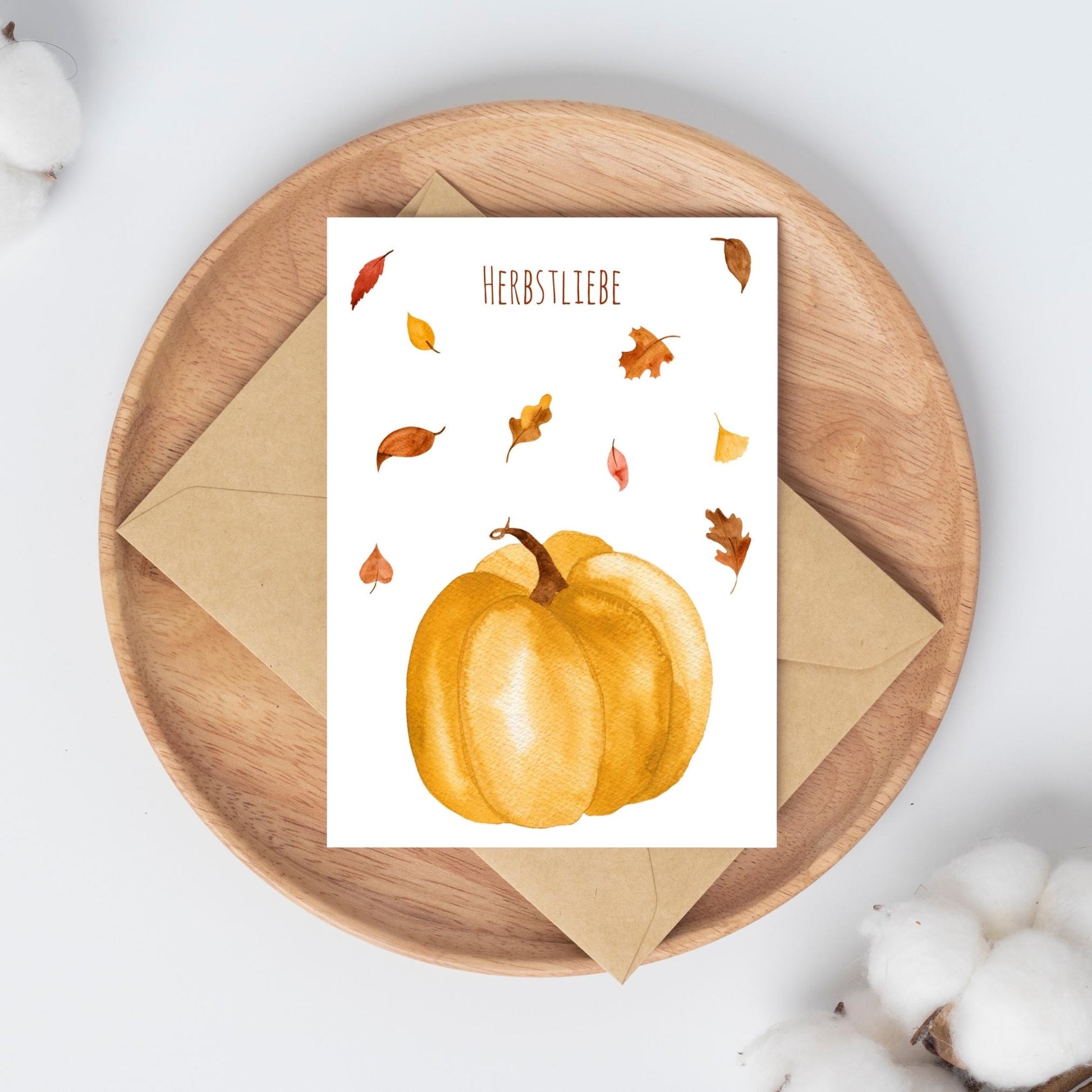 Postkarten-Set Herbstliebe 6 Karten A6: Karte mit Kürbis und Herbstlaub auf einem Teller und Umschlag.