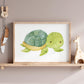 Poster Schildkröte A3 & A4: Aquarell-Schildkröte, ideal für Kinderzimmer, auf hochwertigem Naturpapier gedruckt. Rahmen und Dekoration nicht enthalten. Gerahmt auf Regal.