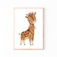 Poster Giraffe Vintage A3 & A4: fantasievolle Giraffe mit Hut und Schal in einem Holzrahmen, ideal als Kinderzimmerdeko oder Geschenk.