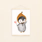 Poster Pinguin Vintage A3 & A4: Ein Aquarell-Pinguin mit Herz und Mütze, ideal als Kinderzimmerdeko oder Geschenk, auf hochwertigem 300g Naturpapier gedruckt.