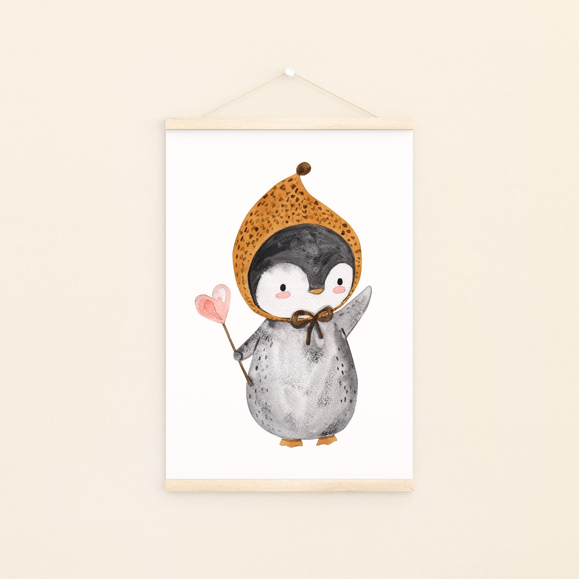 Poster Pinguin Vintage A3 & A4: Ein Aquarell-Pinguin mit Herz und Mütze, ideal als Kinderzimmerdeko oder Geschenk, auf hochwertigem 300g Naturpapier gedruckt.