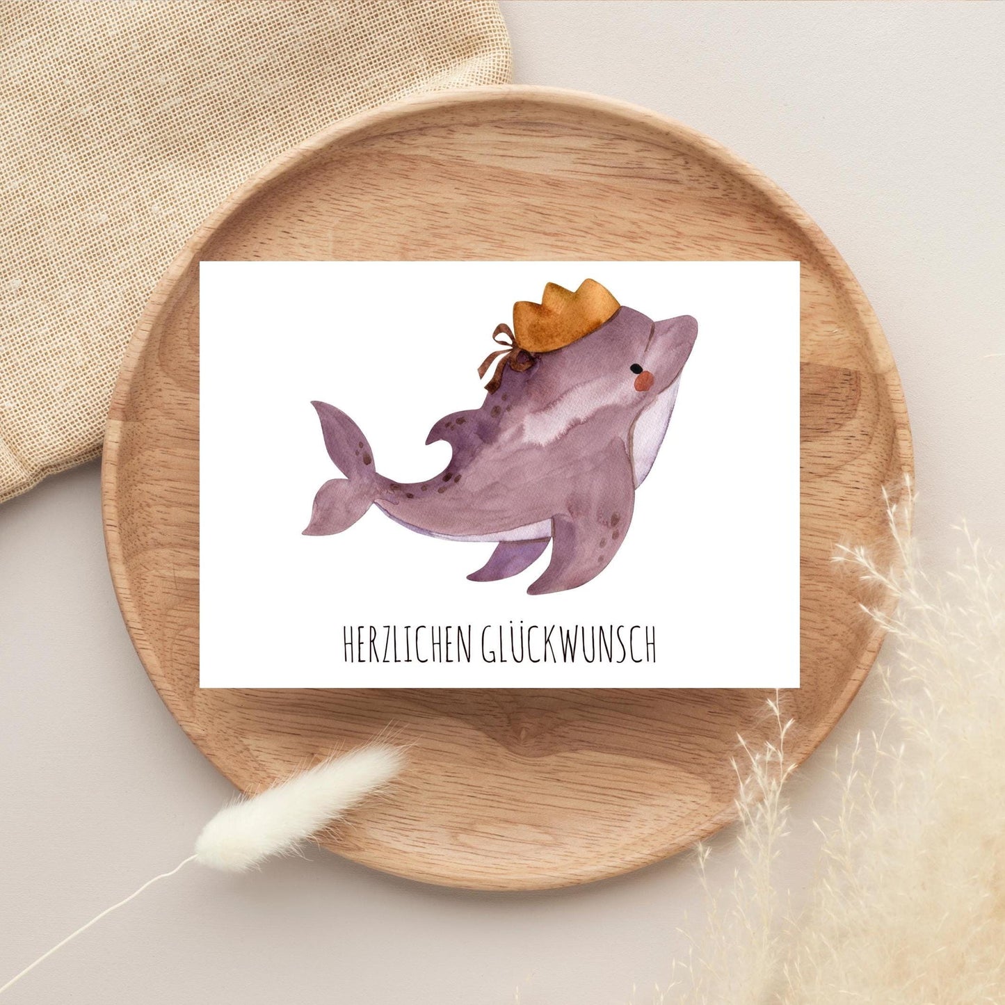 Karte Delfin Herzlichen Glückwunsch A6: Handgefertigte Geburtstagskarte mit niedlichem Delfin-Motiv auf Holzplatte, ideal für Kindergeburtstage, gedruckt auf hochwertigem, mattem Naturpapier.