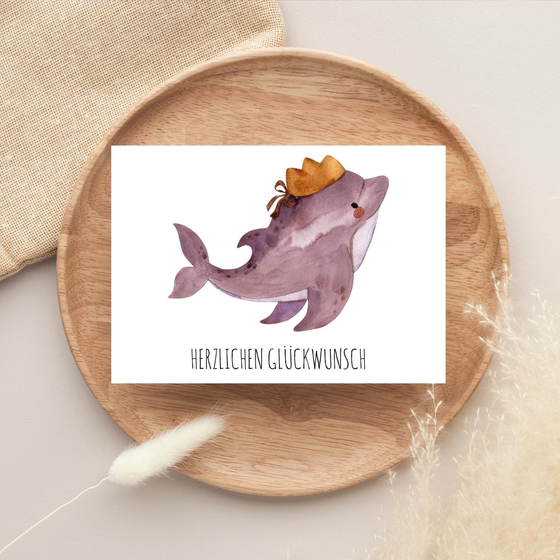 Karte Delfin Herzlichen Glückwunsch A6: Handgefertigte Geburtstagskarte mit niedlichem Delfin-Motiv auf Holzplatte, ideal für Kindergeburtstage, gedruckt auf hochwertigem, mattem Naturpapier.