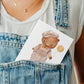 Karte Bär Vintage A6 mit einem handgezeichneten Teddy im Vintage-Stil, ergänzt durch eine gefaltete Ecke, ideal als Grußkarte oder Geschenk.