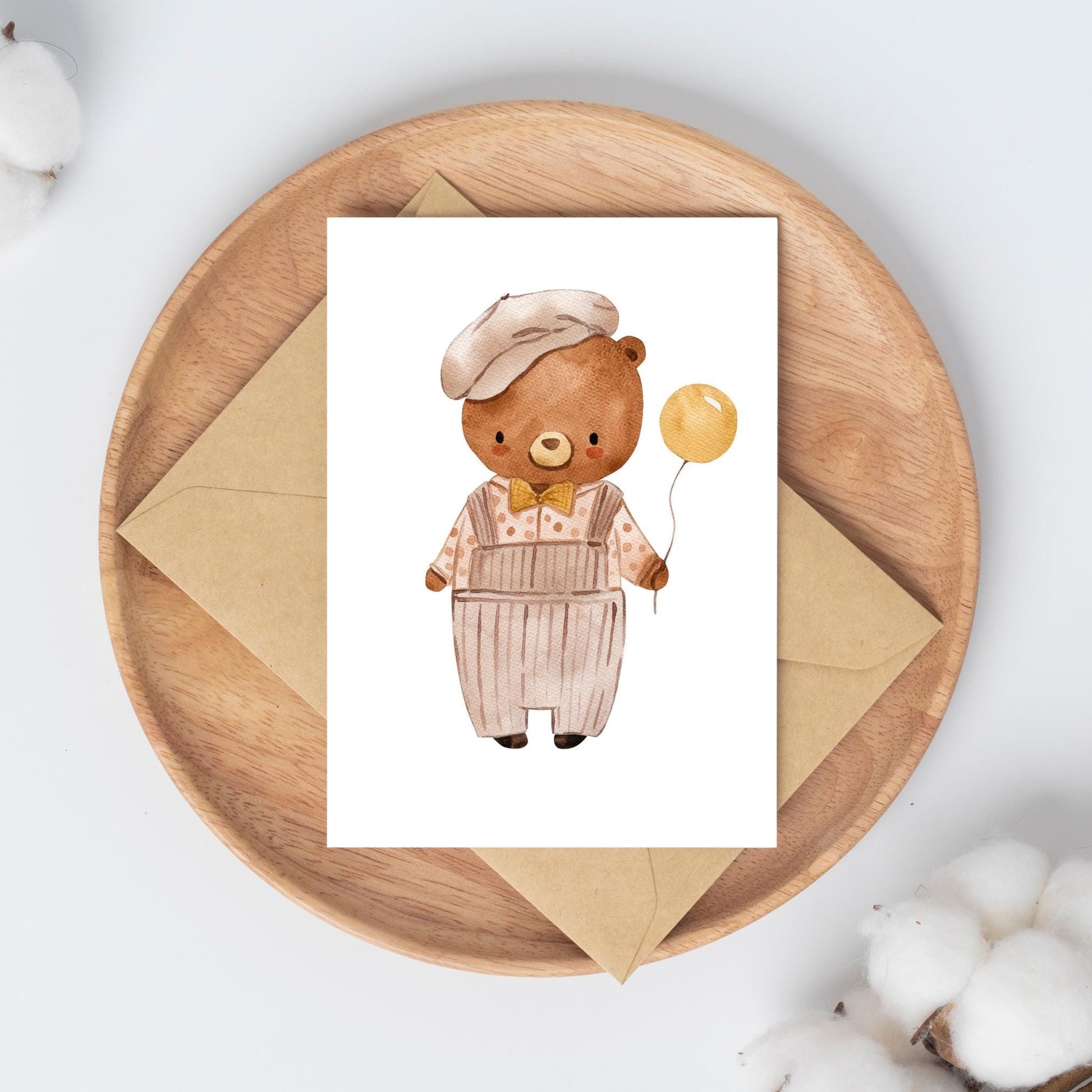 Karte Bär Vintage A6 zeigt einen cartoonartigen Bären mit Ballon auf einem Holzteller, ideal als handgemachte Gruß- oder Glückwunschkarte auf hochwertigem Naturpapier.