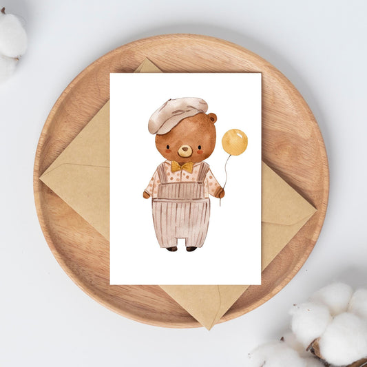 Karte Bär Vintage A6 zeigt einen cartoonartigen Bären mit Ballon auf einem Holzteller, ideal als handgemachte Gruß- oder Glückwunschkarte auf hochwertigem Naturpapier.
