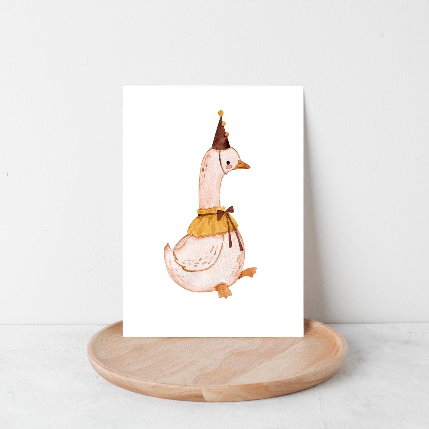 Karte Gans Vintage A6: Aquarell einer Gans mit Hut auf einer Holzplatte, gedruckt auf hochwertigem, stabilem 300g Naturpapier für Glückwünsche oder Grüße.