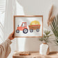 Poster Traktor mit Anhänger A3 & A4: Person hält ein detailreiches Aquarell von Traktor mit Anhänger. Perfekt für das Kinderzimmer, auf hochwertigem Naturpapier gedruckt.