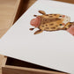 Poster Giraffe Vintage A3 & A4: Eine fantasievolle Giraffenzeichnung, ideal für Kinderzimmerdeko, auf hochwertigem, mattem 300g Naturpapier gedruckt. Perfekt für kleine Träumer.