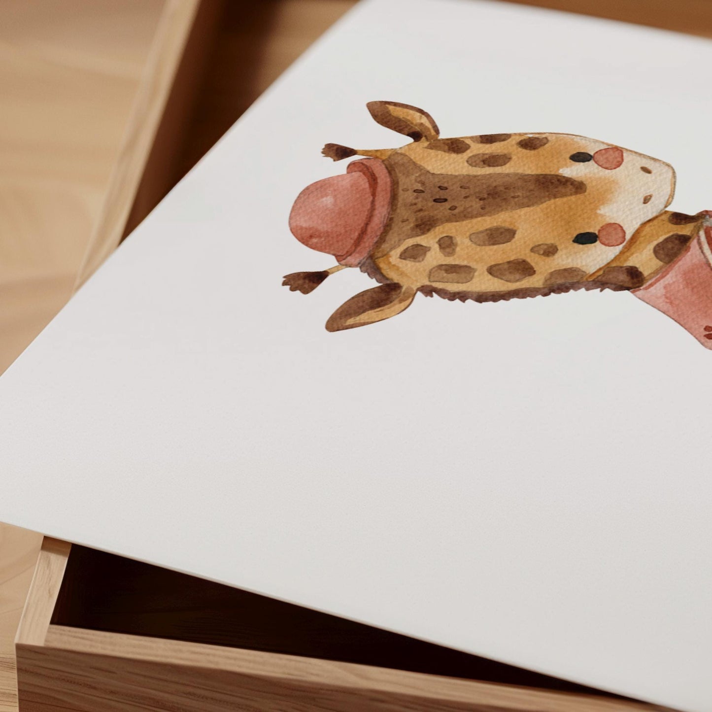 Poster Giraffe Vintage A3 & A4: Eine fantasievolle Giraffenzeichnung, ideal für Kinderzimmerdeko, auf hochwertigem, mattem 300g Naturpapier gedruckt. Perfekt für kleine Träumer.