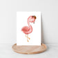 Karte Flamingo Vintage A6 zeigt handgemaltes Flamingo-Motiv mit Hut auf Holzplatte, ideal als Grußkarte. Hochwertiges, mattes Naturpapier, Größe A6.