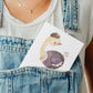 Person hält Karte Strauß Vintage A6 mit Vogelmotiv, ideal für Glückwünsche oder als Geschenk. Hochwertiges, mattes Naturpapier, perfekt für persönliche Botschaften.