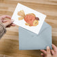 Person hält die Karte Fisch Vintage A6 mit Fischzeichnung im Vintage-Stil, geeignet als Grußkarte. Hochwertiges Naturpapier, A6-Format, handgefertigt und nachhaltig produziert.
