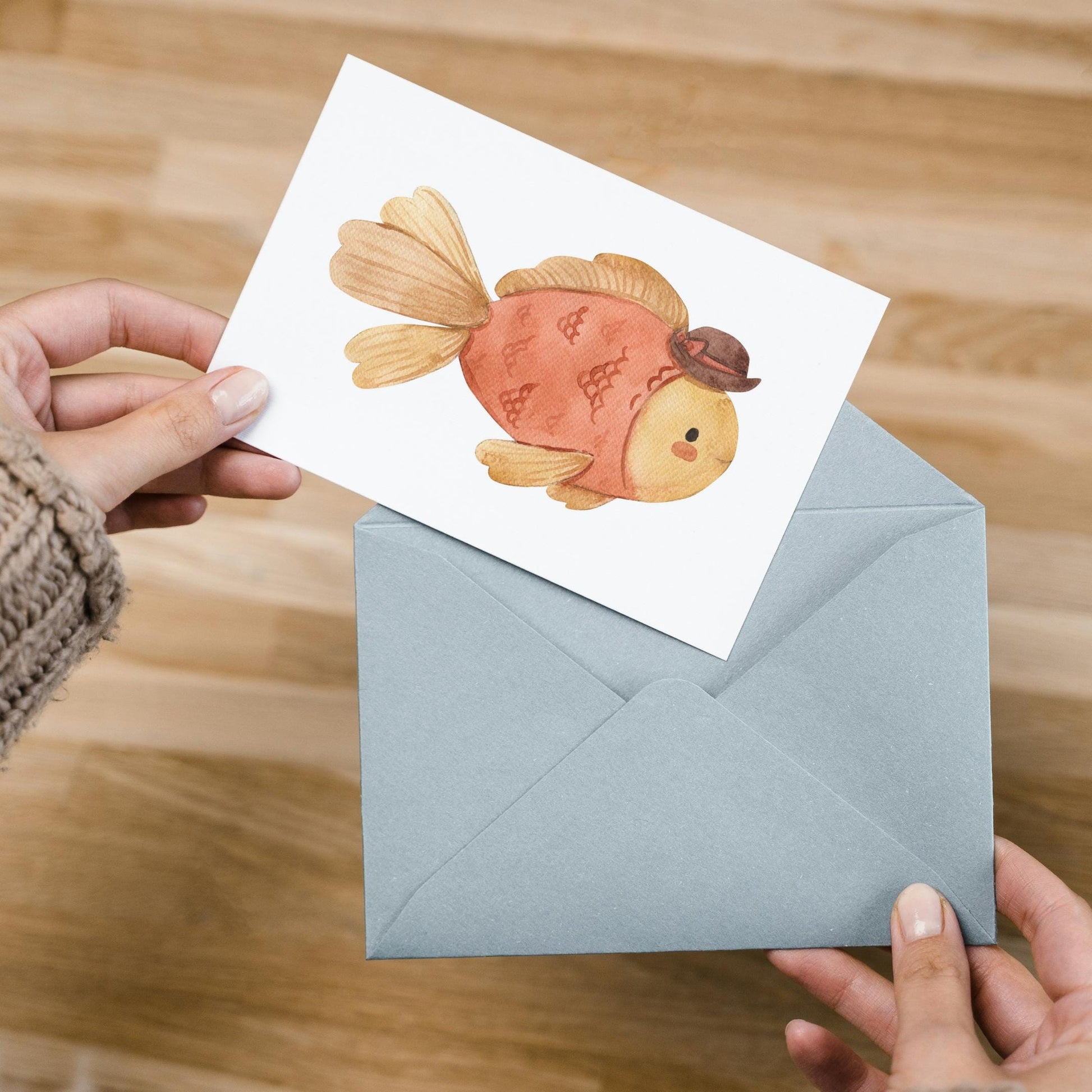 Person hält die Karte Fisch Vintage A6 mit Fischzeichnung im Vintage-Stil, geeignet als Grußkarte. Hochwertiges Naturpapier, A6-Format, handgefertigt und nachhaltig produziert.