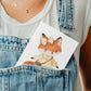 Person trägt blaue Latzhose mit Fuchsbild, passend zur Karte Karte Füchsin Vintage A6 mit Fuchs im Vintage-Stil als Motiv.