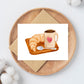 Postkarte Frühstück A6 mit Motiv: Teller, Tasse Kaffee und Croissant. Gedruckt auf hochwertigem 300g Naturpapier, ideal für Einladungen oder Grüße.
