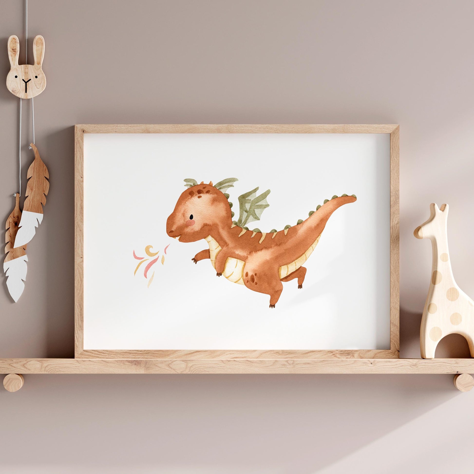 Poster Feuerdrache A3 & A4: Freundlicher feuerspuckender Drache auf Naturpapier, handgemalt mit Wasserfarben. Ideal für Kinderzimmer. Rahmen und Dekoration nicht enthalten.