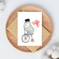 Karte Flusspferd & Fahrrad A6 mit einem Hippo auf einem Fahrrad. Ideal für Grüße, gedruckt auf stabilem Naturpapier, Umschlag optional erhältlich.