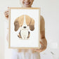 Poster Hund Beagle A3 & A4: Frau hält ein detailreiches, fröhlich gestaltetes Hundeposter, ideal für das Kinderzimmer, auf hochwertigem Naturpapier gedruckt.
