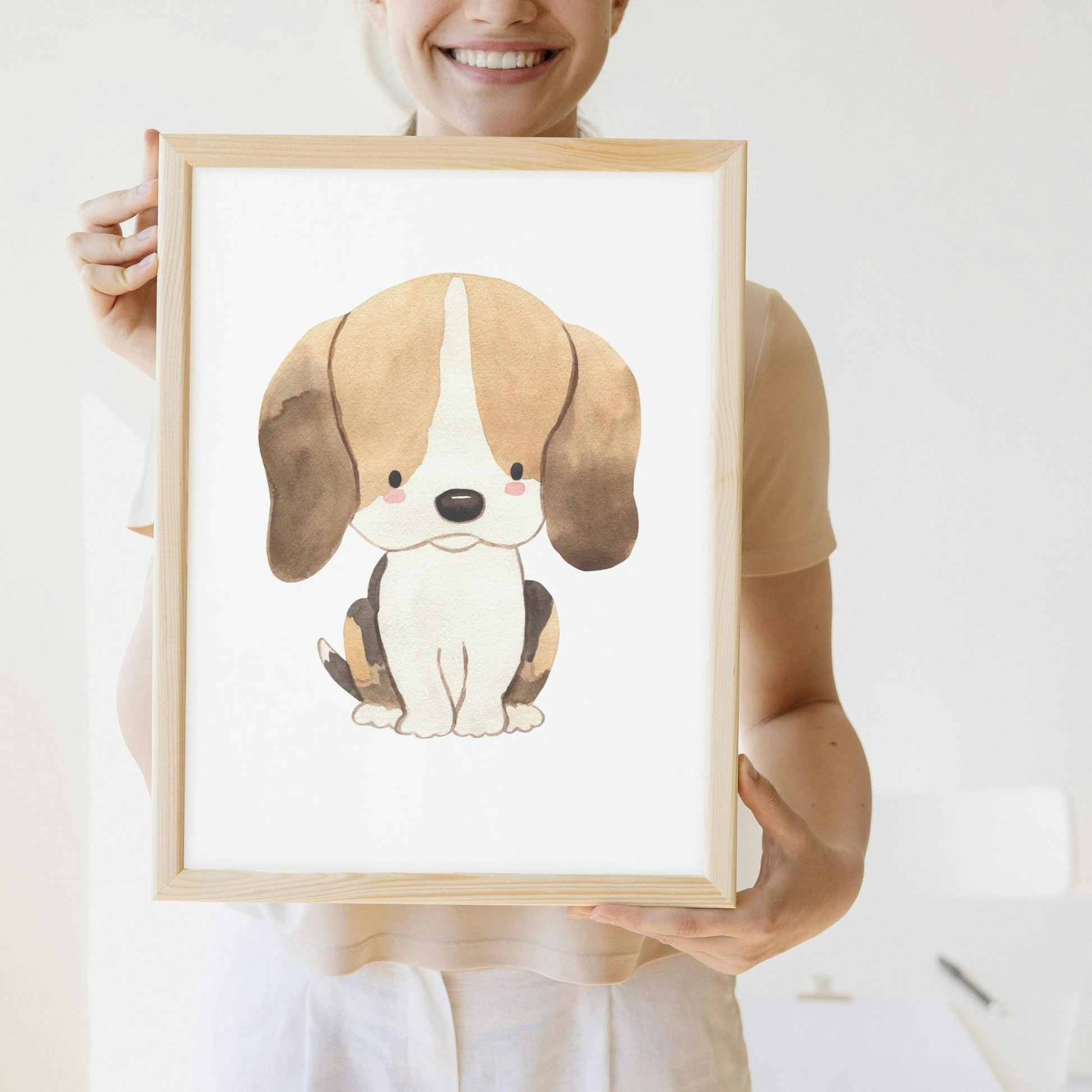 Poster Hund Beagle A3 & A4: Frau hält ein detailreiches, fröhlich gestaltetes Hundeposter, ideal für das Kinderzimmer, auf hochwertigem Naturpapier gedruckt.