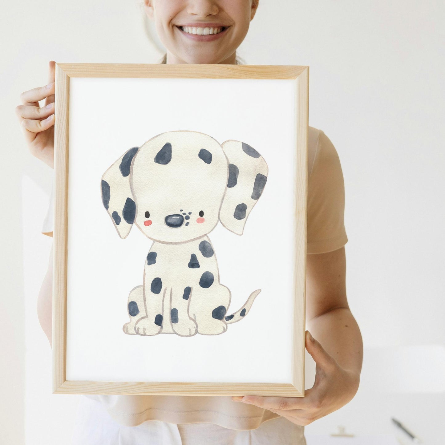 Frau hält Poster Hund Dalmatiner A3 & A4, lächelnd. Ideal für Kinderzimmer, gedruckt auf hochwertigem Papier, ohne Rahmen. Perfektes Geschenk für Geburten.